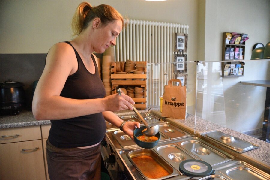 Oelsnitz: Die „Ursuppe“ übernimmt das „Kathrins“ - Suppen gibt es bald in Oelsnitz: Katrin Haase, eine der Mitarbeiterinnen in der „Ursuppe“ in Plauen, beim Ausschenken einer Suppe im Geschäft an der Windmühlenstraße.