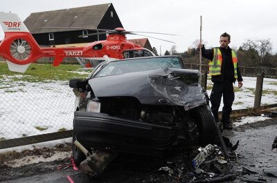 Bei einem Unfall auf der S 246 in Oelsnitz sind am Freitag zwei Menschen verletzt worden. 