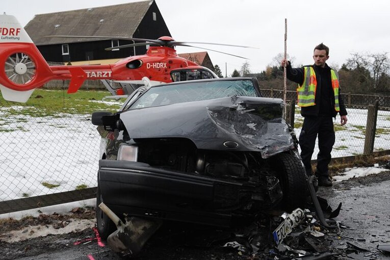 Bei einem Unfall auf der S 246 in Oelsnitz sind am Freitag zwei Menschen verletzt worden. 