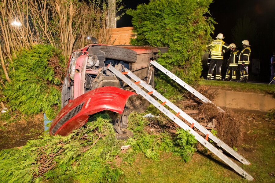 Oelsnitz/Erzgebirge: Auto landet in Vorgarten - Bei einem Unfall am Samstagabend im erzgebirgischen Oelsnitz wurde ein 27-Jähriger leicht verletzt.
