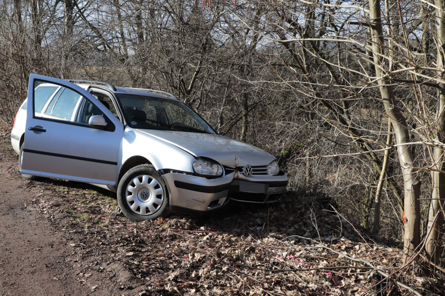 Oelsnitz/Erzgebirge: Tödlicher Unfall an Kleingartenanlage - Der Fahrer war an einer Kleingartenanlage mit seinem Auto gegen einen Baum geprallt.