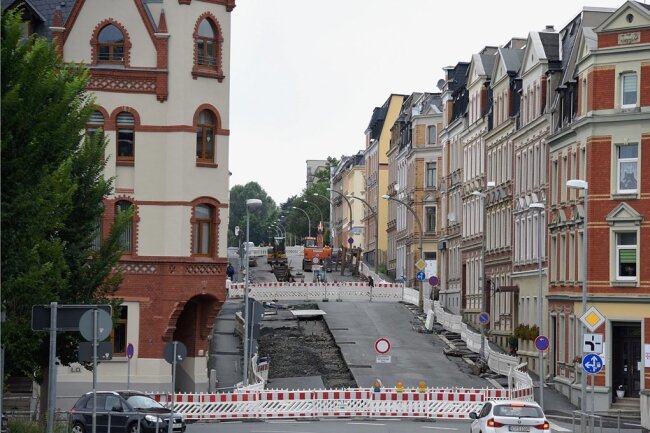 Oelsnitz: Fallen Parkplätze rechtsseitig an der Karl-Liebknecht-Straße weg? - Seit Anfang Juni wird die Karl-Liebknecht-Straße in Oelsnitz zwischen Bachstraße und Schützenhaus in Abschnitten gebaut.