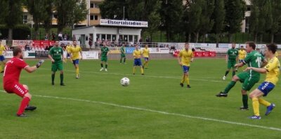 Oelsnitz feiert höchsten Pflichtspielsieg seit 1990 - Merkurs Kapitän Robert Hofmann (2. von rechts) steuerte vier Treffer zum 12:2 gegen die SG Leipziger Verkehrsbetriebe bei. 