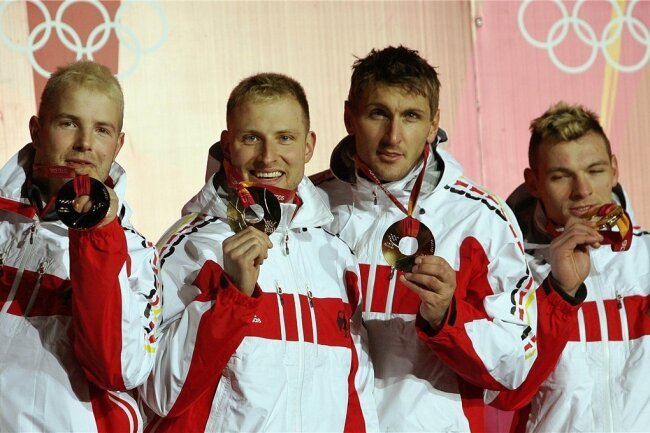 René Hoppe (2. von links) gewann bei Olympia 2006 Gold im Viererbob von André Lange (links) mit Kevin Kuske und Martin Putze (rechts). Dass er in Oelsnitz im Vogtland geboren ist, ist weitgehend unbekannt.
