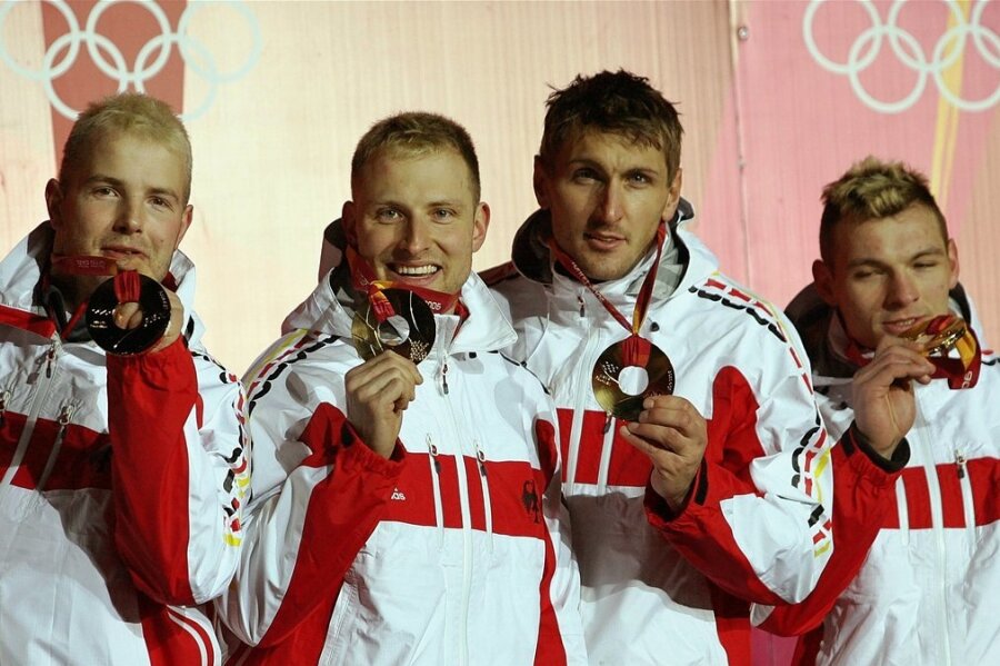 René Hoppe (2. von links) gewann bei Olympia 2006 Gold im Viererbob von André Lange (links) mit Kevin Kuske und Martin Putze (rechts). Dass er in Oelsnitz im Vogtland geboren ist, ist weitgehend unbekannt.
