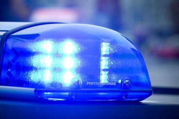 Oelsnitz: Jugendliche brechen in Wohnhaus ein - Mehrere unbekannte Jugendliche sind am Wochenende in ein Oelsnitzer Wohnhaus eingebrochen - ohne Beute.