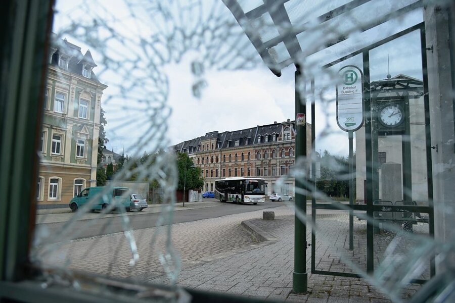 Oelsnitz: Neues Gewerbegebiet als Chance für verlottertes Bahnhofs-Umfeld? - Zertrümmerte Scheiben prägen das Bild in den Buswarten auf dem Bahnhofsvorplatz.