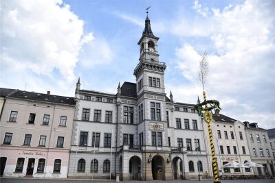 Oelsnitz schrumpft - der Stadtrat soll es nicht - Das Oelsnitzer Rathaus zeugt von alter Größe.