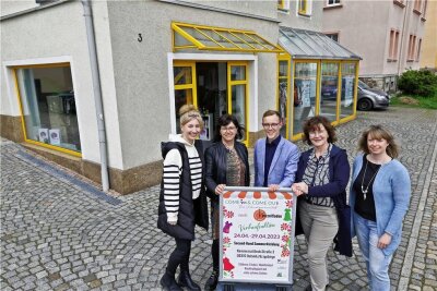 Vor dem Kurzzeitladen in Oelsnitz: Isabel Kröber, Nadja Hecker, der Bürgermeister von Oelsnitz Thomas Lein, Kerstin Bleyl, Josephine Leonhardt-Dietrich (von links)