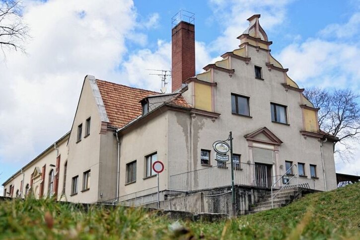 Oelsnitz setzt Pflegeheiminvestor eine Frist - Die Turnhalle an der Alten Reichenbacher Straße in Oelsnitz. Vor neun Monaten hatte der Stadtrat mit 9:6 Stimmen den Verkauf des Grundstücks und des Nachbar-Areals an die Theed-Gruppe beschlossen. 