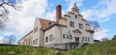 Oelsnitz setzt Pflegeheiminvestor eine Frist - Die Turnhalle an der Alten Reichenbacher Straße in Oelsnitz. Vor neun Monaten hatte der Stadtrat mit 9:6 Stimmen den Verkauf des Grundstücks und des Nachbar-Areals an die Theed-Gruppe beschlossen. 
