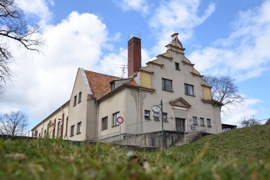 Oelsnitz setzt Pflegeheiminvestor eine Frist - Die Turnhalle an der Alten Reichenbacher Straße in Oelsnitz. Vor neun Monaten hat der Stadtrat mit 9:6 Stimmen den Verkauf des Grundstücks und des Nachbar-Areals an die Theed-Gruppe beschlossen. 