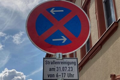 Oelsnitz: Sommerzyklus der Straßenreinigung beginnt - In Oelsnitz steht an der Egerstraße ein Halteverbotsschild, das auf die beginnende Straßenreinigung hinweist.