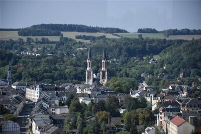 Oelsnitz startet nach zwölf Jahren wieder Fotowettbewerb - Blick in Richtung Oelsnitzer Innenstadt mit der Jakobikirche vom Bergfried des Schlosses Voigtsberg aus.