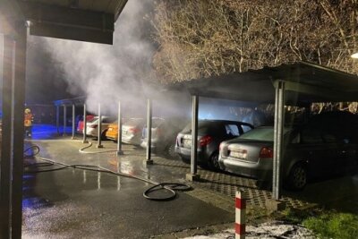 Oelsnitz/V.: Auto gerät in Brand - vier Pkw beschädigt - 