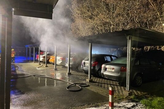 Oelsnitz/V.: Auto gerät in Brand - vier Pkw beschädigt