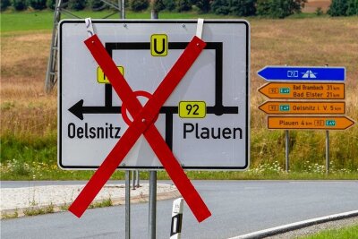 Oelsnitz/V. von vier Vollsperrungen umzingelt: Ab Montag Chaos? - Noch verdecken die Schilder die Vollsperrung, aber ab Montag wird es ernst: Dann ist die B 92 zwischen Plauen und Oelsnitz dicht.