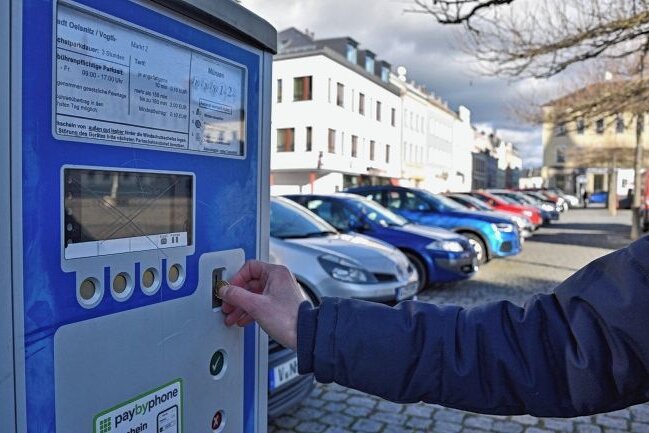 Oelsnitz/V.: Weitere Parkautomaten geplant - Bislang muss in Oelsnitz nur am Marktplatz fürs Parken bezahlt werden.