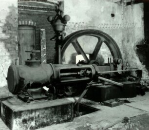 Oelsnitz verschenkt alte Dampfmaschine - 
              <p class="artikelinhalt">Diese 1894 gebaute Dampfmaschine verschenkt die Stadt Oelsnitz jetzt an das Museum Werdau. Die Aufnahme aus dem Jahr 1988 stammt vom kürzlich verstorbenen "Freie Presse"-Bildreporter Alfred Mißbach. </p>
            