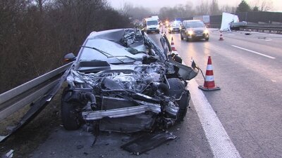 Oelsnitz/Vogtland: Audi kracht in losgelösten Anhänger auf A 72 - Ein Audi-Fahrer wurde bei einem Unfall auf der A 72 bei Plauen schwer verletzt.