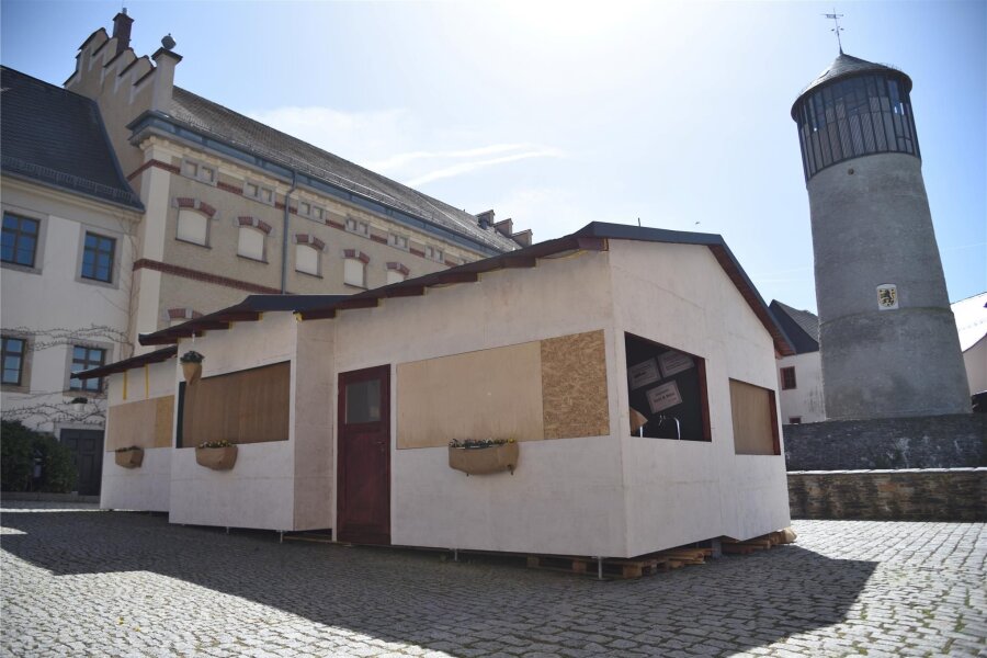 Oelsnitz: Warum im Hof von Schloss Voigtsberg jetzt ein Haus steht - Das temporäre Versorgungsgebäude auf Schloss Voigtsberg in Oelsnitz. Genutzt wird es für zahlreichen Veranstaltungen im Jubiläumsjahr zur ersten urkundlichen Erwähnung der Burganlage vor 775 Jahren.