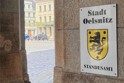 Oelsnitz: Werden Beurkundungen bei Geburten und Sterbefällen bald zum Problem? - Besetzungssorgen: Das Standesamt im Oelsnitzer Rathaus. 