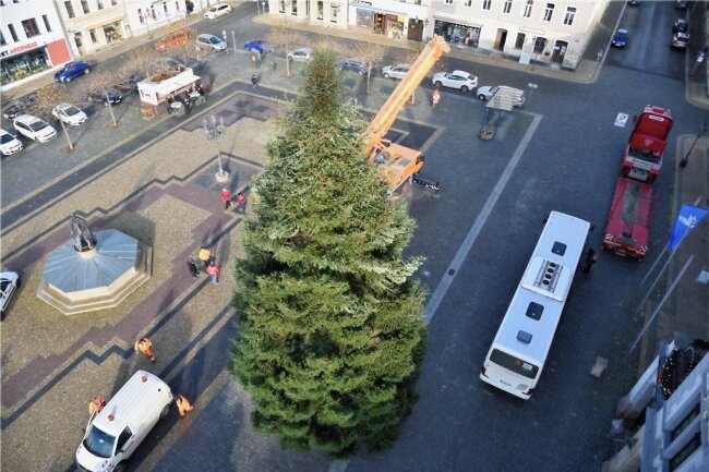 Oelsnitz will bei Weihnachtsbaum Strom sparen - Blick auf den Weihnachtsbaum auf dem Oelsnitzer Marktplatz. Die Weißtanne wurde am Mittwoch aufgestellt.