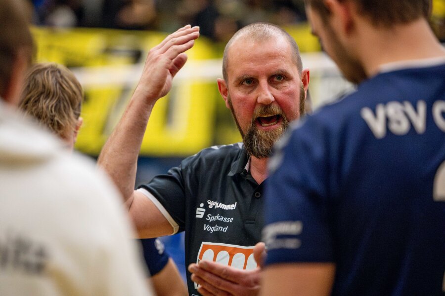 Oelsnitz wird vom Aufsteiger überrascht - Alexander Krug (Trainer VSV Oelsnitz) während einer Auszeit im Spiel VSV Oelsnitz gegen VC DJK Amberg.