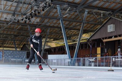 Oelsnitzer Eisbahn hofft auf freien Zugang für alle - Sandy Sünderhauf aus Oelsnitz testet beim Eishockey das Eis der Bahn im Freibad Elstergarten, die am Freitag eröffnet wird. 