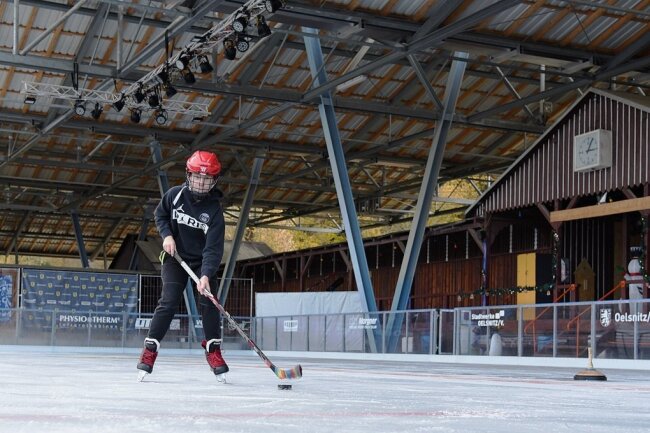 Sandy Sünderhauf aus Oelsnitz testet beim Eishockey das Eis der Bahn im Freibad Elstergarten, die am Freitag eröffnet wird. 