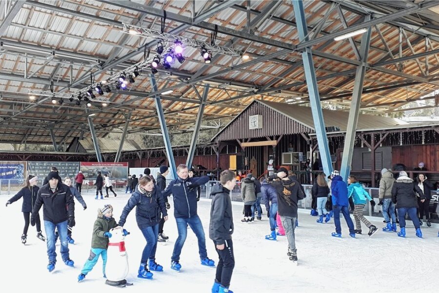 Oelsnitzer Eisbahn öffnet am Freitag - was Besucher jetzt wissen müssen - Vor allem in Ferienzeiten ein Besuchermagnet: die Eisbahn in Oelsnitz. 