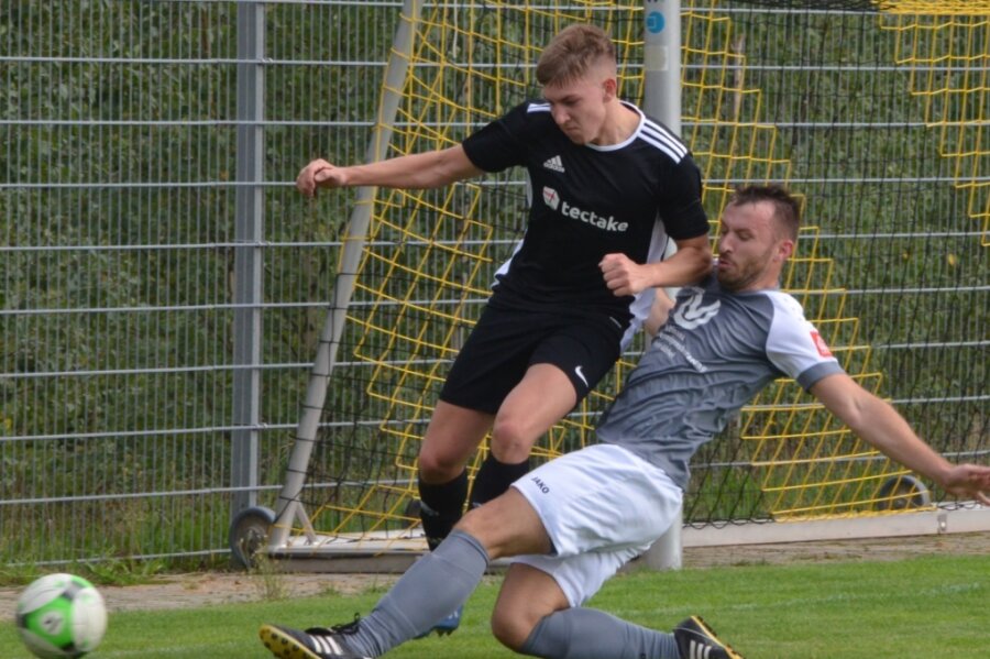 Beim 2:1-Sieg des Oelsnitzer FC gegen Tirol Dittmannsdorf schenkten sich beide Teams nichts. In dieser Szene setzt Steve Wollmann (r.) zur Grätsche gegen Yanik Köhler an und spitzelt ihm den Ball vom Fuß. 