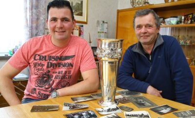 Oelsnitzer finden ersten Sachsenring-Pokal im Sperrmüll - Mathias Weichel (rechts) mit seinem Sohn Michael. Vor ihnen steht der versilberte Pokal aus Messing.