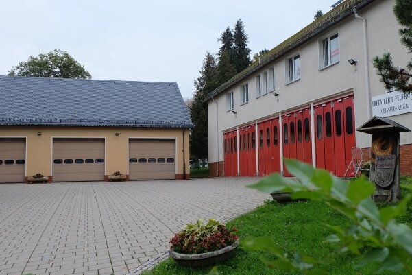 Oelsnitzer Gerätehaus wird für zwei Millionen Euro umgebaut - Der Gebäudekomplex der Oelsnitzer Feuerwehr. Die Halle links soll abgerissen und durch einen Neubau ersetzt werden. 