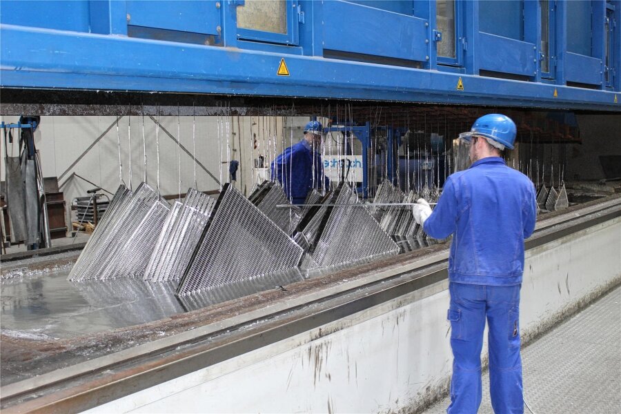 Oelsnitzer Gitterrosthersteller Meiser kauft Konkurrenten - Gitterroste bilden das Kerngeschäft von Meiser. Das Bild zeigt das Tauchbad in der Verzinkerei im Werk in Oelsnitz.