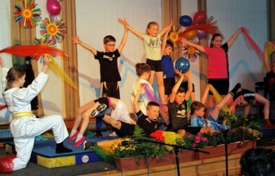 Oelsnitzer Grundschüler nach Auftritten gefeiert - Zwei Veranstaltungen wurden in der Aula der Grundschule Am Karl-Marx-Platz auf die Bühne gebracht. 