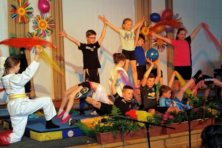 Oelsnitzer Grundschüler nach Auftritten gefeiert - Zwei Veranstaltungen wurden in der Aula der Grundschule Am Karl-Marx-Platz auf die Bühne gebracht. 