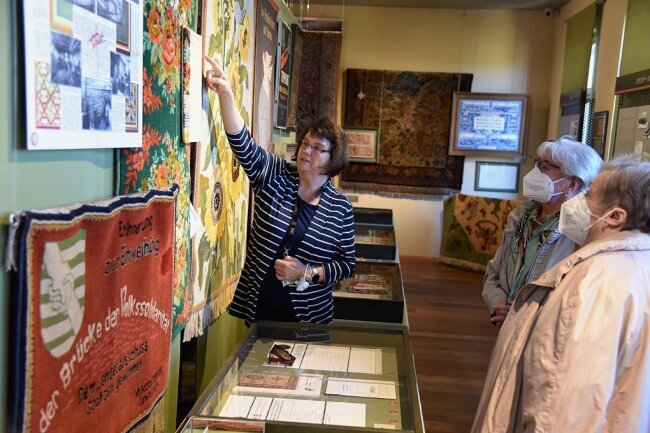 Museumsmitarbeiterin Helga Hartenstein führte am Freitag Gäste durch das Teppichmuseum auf Schloss Voigtsberg.