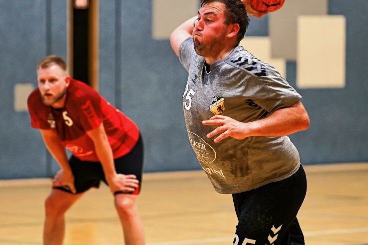 Oelsnitzer halten lange mit - 15 der 29 Treffer für den TSV Oelsnitz gingen auf das Konto von Felix Bechler (am Ball). 