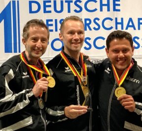 Oelsnitzer im Medaillenregen - Die Oelsnitzer Mannschaft mit Hans-Martin Leibnitz (links), Maik Maßalsky (Mitte) und Aron Fläschendräger schaffte in der Disziplin Pistole .45 ACP die Sensation und gewann bei der Deutschen Meisterschaft in München die Goldmedaille. Leibnitz war zudem erfolgreichster sächsischer Starter.