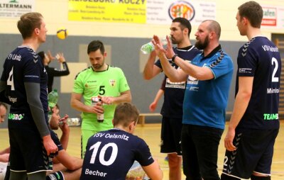 Oelsnitzer kämpfen um Spitze - VSV-Trainer Alexander Krug (Zweiter von rechts) will mit seiner Mannschaft am Samstag mit einem Heimsieg gegen den Dresdner SSV den ersten Platz in der Staffel Ost der Volleyball-Regionalliga erobern und damit die Teilnahme an den Meisterschafts-Playoffs sichern.