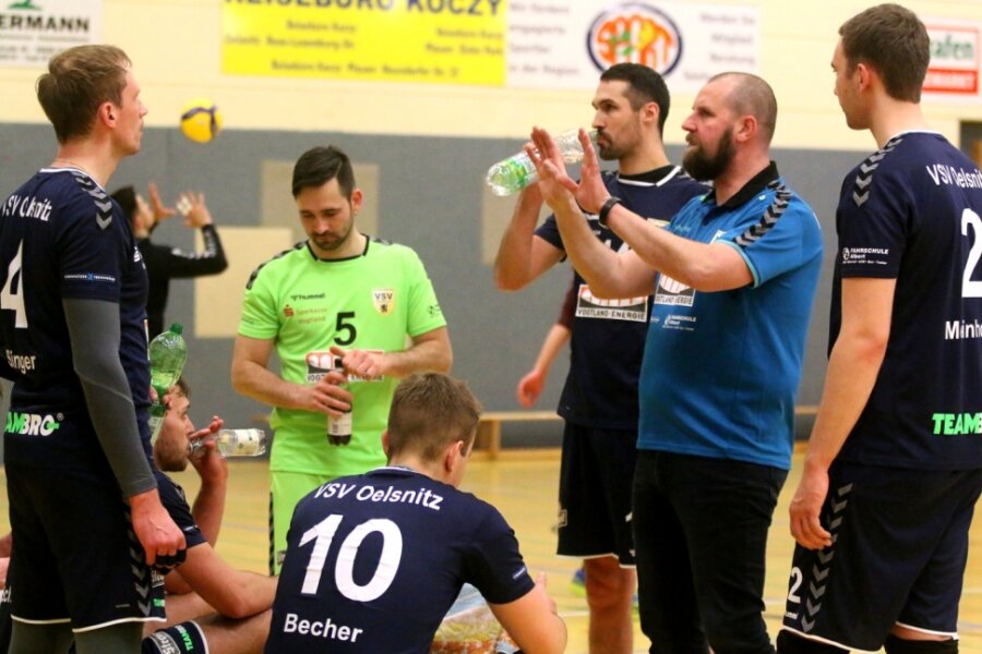 VSV-Trainer Alexander Krug (Zweiter von rechts) will mit seiner Mannschaft am Samstag mit einem Heimsieg gegen den Dresdner SSV den ersten Platz in der Staffel Ost der Volleyball-Regionalliga erobern und damit die Teilnahme an den Meisterschafts-Playoffs sichern.