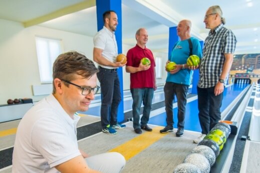 Die Kegler des TuS Oelsnitz um den derzeitigen Abteilungsleiter Jan Meier freuen sich über die erneuerte Anlage in der Stadthalle, die im Juni eröffnet werden soll. 
