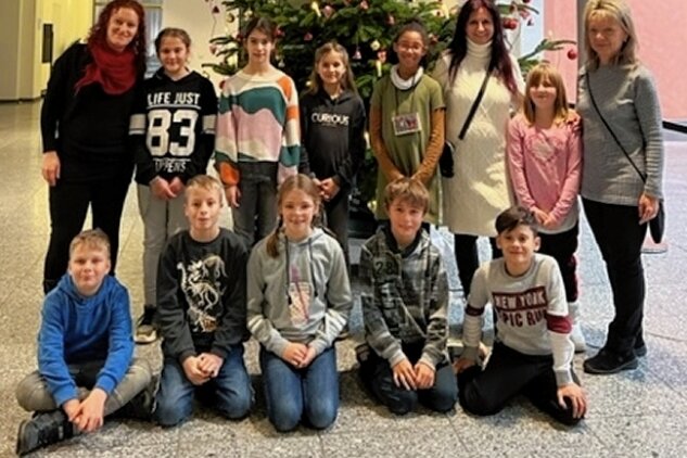 Oelsnitzer Kinder in Ministerium - Schüler des Oelsnitzer Gymnasiums und der Grundschule Am Stadion haben den Baum ins Kultusministerium gebracht. 