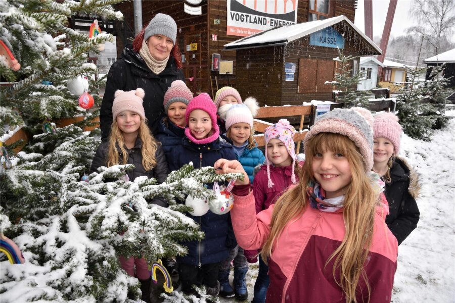Oelsnitzer Kindereinrichtungen wetteifern um den schönsten Weihnachtsbaum - Die Kinder des Oelsnitzer Horts Räuberhöhle haben am Dienstag geschmückt.
