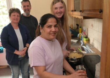 Oelsnitzer nehmen Flüchtlinge aus Ukraine auf - Annegret und Andreas Zacharias (hinten) haben Anju Bala (links) aus Indien und Yana Lushchuk aus der Ukraine ein Zuhause gegeben. Ab und zu kochen die beiden Frauen für ihre Gastgeber.
