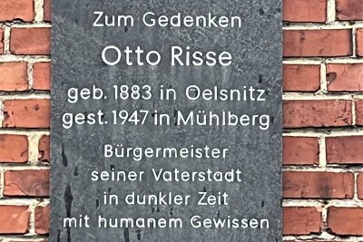 Oelsnitzer OB Horn: „Gedenktafel oben auf der Agenda“ - Seit Dezember 2003 mit falscher Inschrift: Gedenktafel für den Oelsnitzer Bürgermeister Otto Risse auf dem Friedhof.