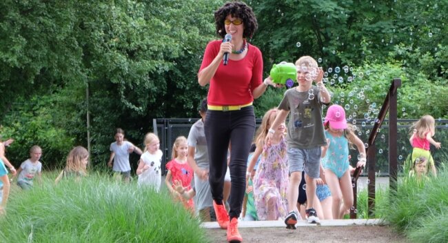 Oelsnitzer picknicken bei Musik und Seifenblasen - Conny Kanik sorgte beim Mitmachprogramm im Oelsnitzer Bürger- und Familienpark für Begeisterung.