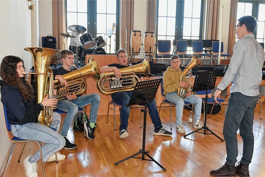 Oelsnitzer Schüler lernen von Profi-Musikern - Workshop mit den Profimusikern. Im Foto rechts Karl Hultsch von Harmonic Brass.