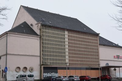 Oelsnitzer Schützenhaus wird abgerissen - Mit diesem Gebäude verbinden Generationen von Oelsnitzern schöne Erinnerungen. Am Mittwoch hat der Stadtrat den Abriss beschlossen. 